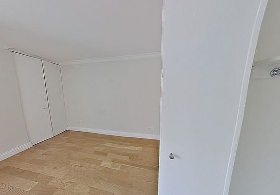 5th image of 235 W 48th St APT 11B