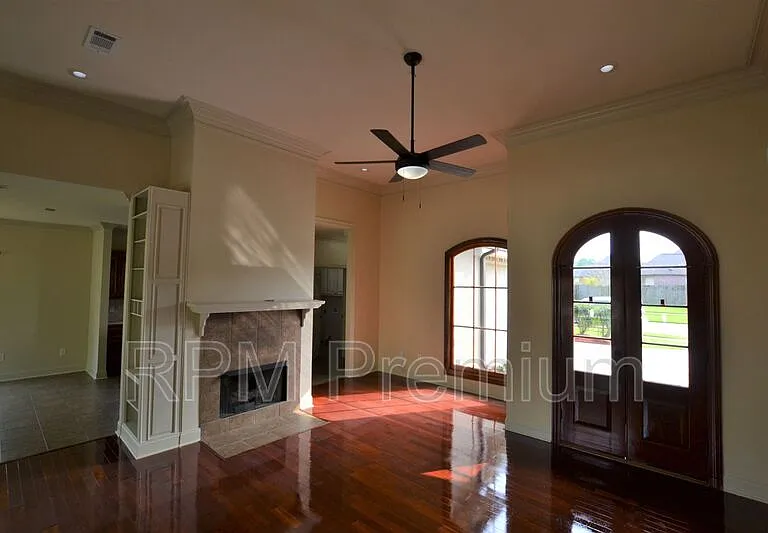 2691 Woodbend Ave — Photo 5