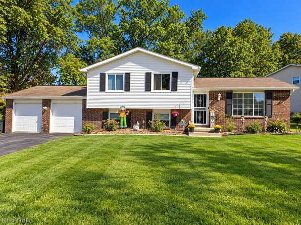 201 Greenbriar Dr, Cortland, OH 44410