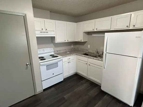 235 Ash St APT 8, Carlisle, IA 50047