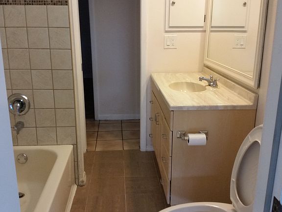 5th image of 1043 Oakwood Dr