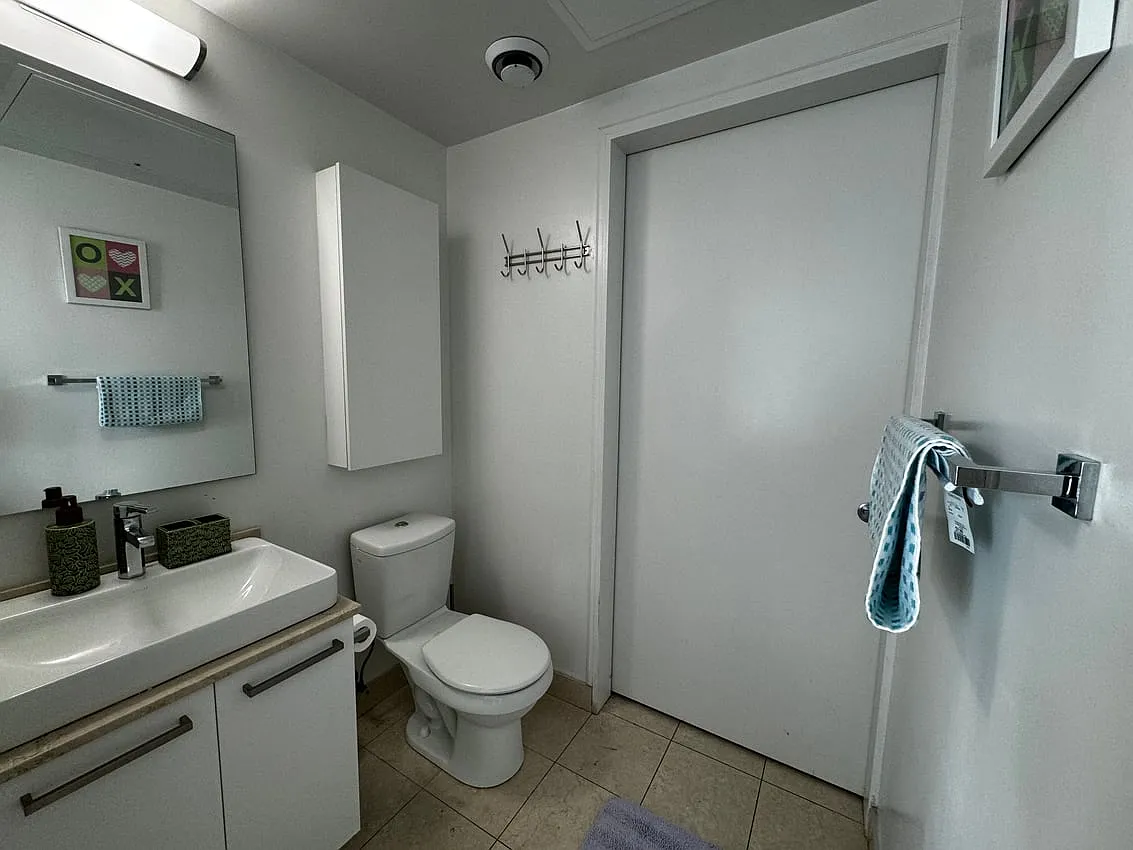Deluxe Room with Powder Room - York St & Bremner Blvd — Photo 3