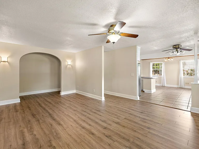 13 Joyce Ave — Photo 2