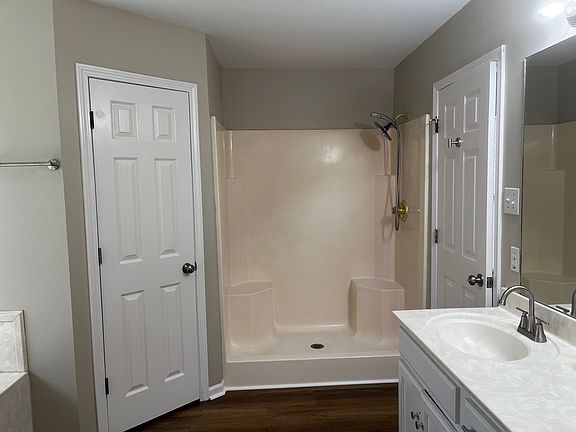 4th image of 27 Emerald Cir