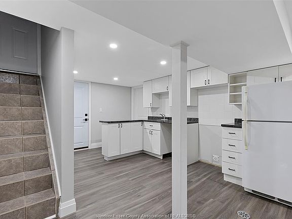 5th image of 35 Victoria St N