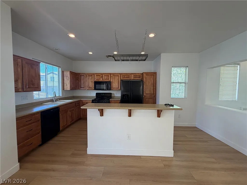 4 bed, 3.5 bath, 1983 sqft, $2,100 — Photo 2