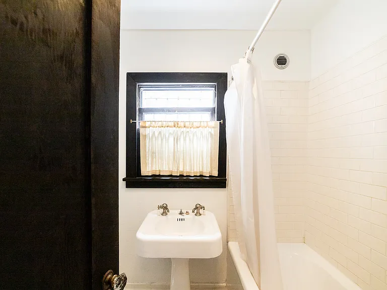 836 Silverlake Blvd — Photo 14