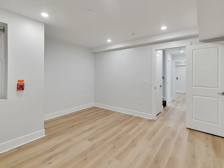 1723 Memorial Ave — Photo 7