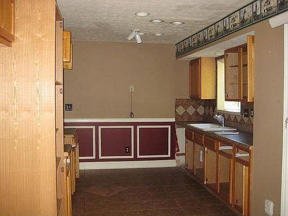4th image of 744 Fallowfield Dr