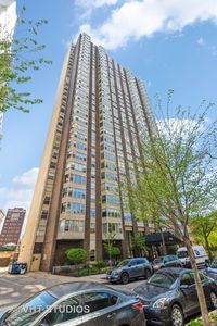 525 W Hawthorne Pl APT 402, Chicago, IL, 60657