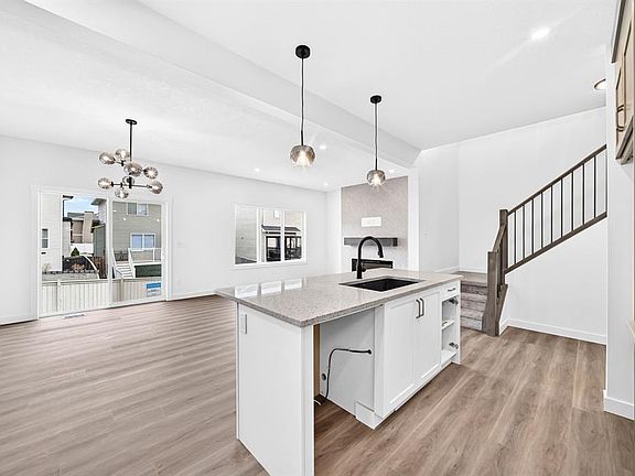5th image of 1359 S Bayview Cres SW