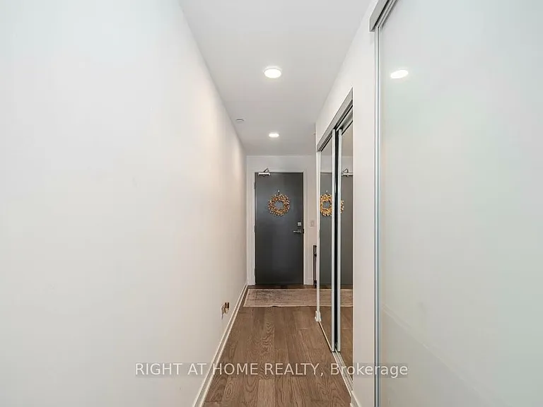 17 Dundonald St #403 — Photo 22