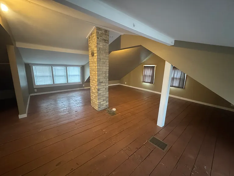 709 Main St E — Photo 8