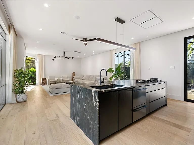 419 W 30th St — Photo 10