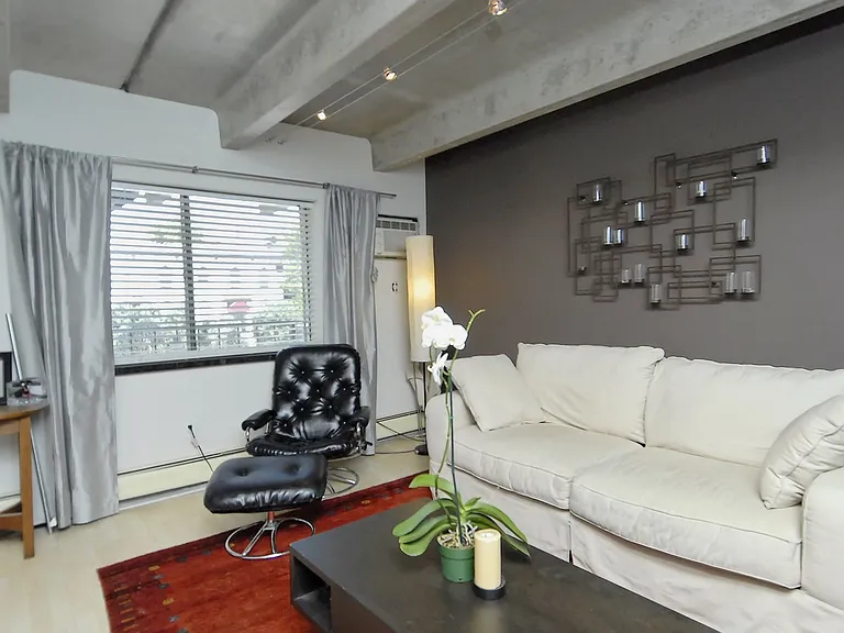 590 N Logan St — Photo 1