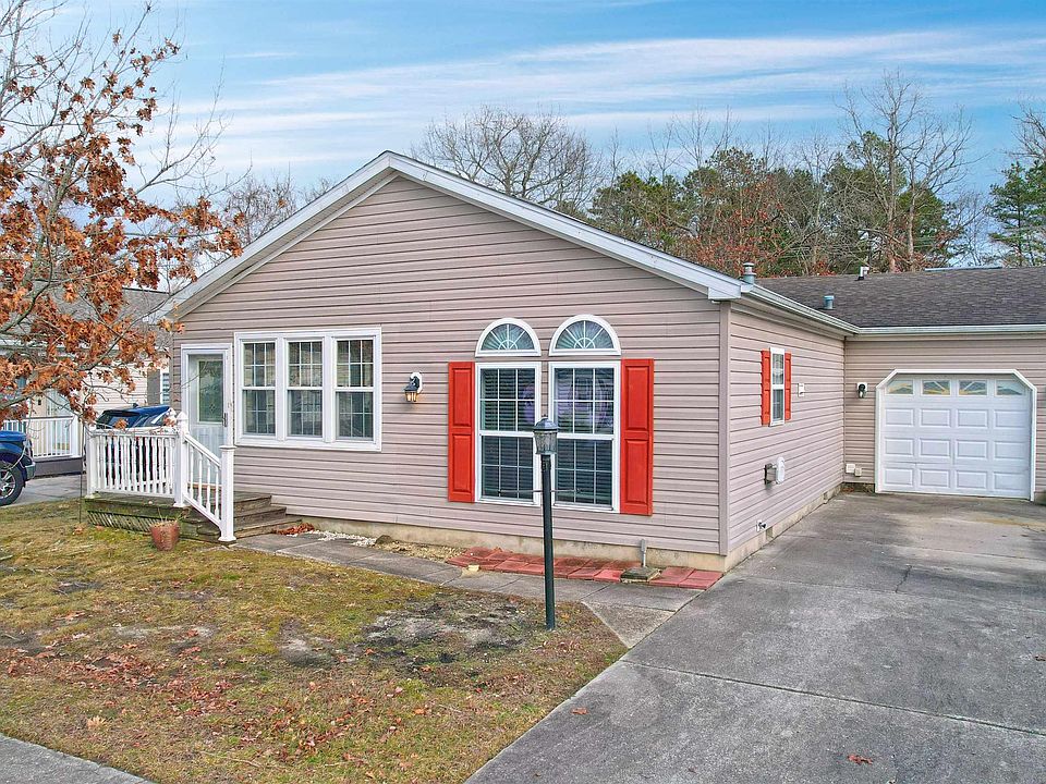 1st image of 12 Baltusrol Dr