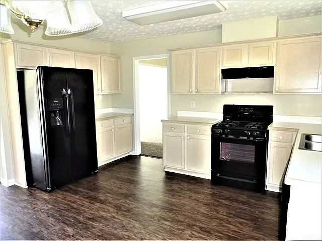 3 bed, 2.5 bath, 2088 sqft, $2,250 — Photo 2