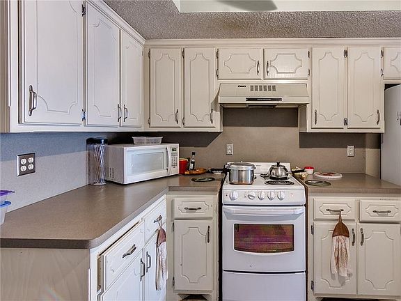 4th image of 2100 Tanglewood Dr
