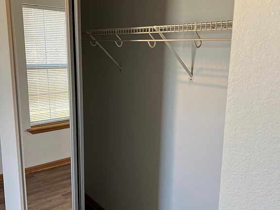 2nd image of 924 NE Sunnyside Ln APT E