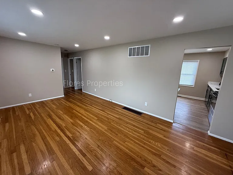 1136 Pauline Ave — Photo 3