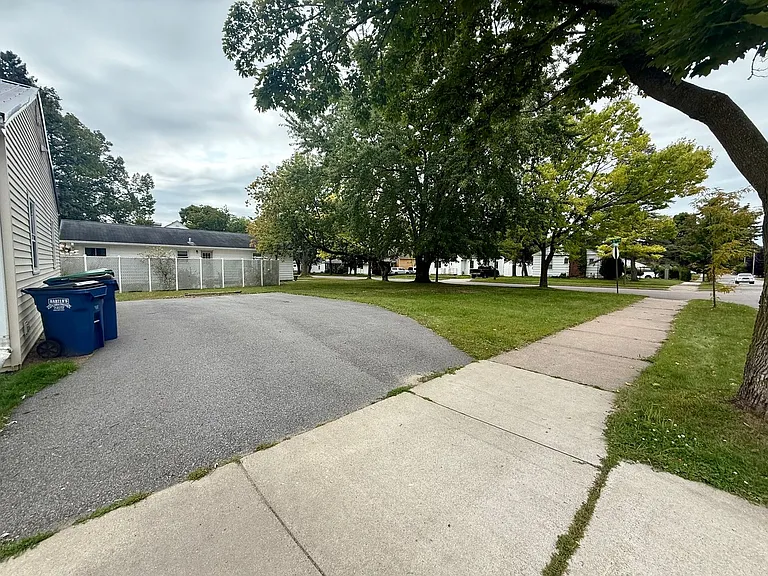 515 W Strowbridge St — Photo 22