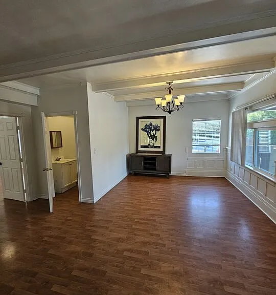 1822 S Oxford Ave — Photo 3