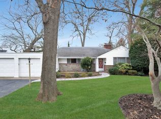 34 Gamecock Ln, Babylon, NY 11702