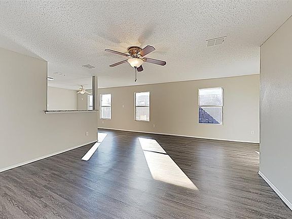 4th image of 2749 Peach Dr