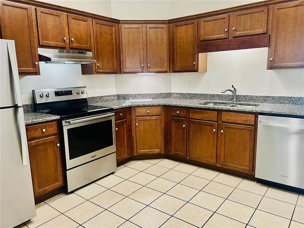 1 bed, 1.0 bath, 1590 sqft, $1,350 — Photo 3