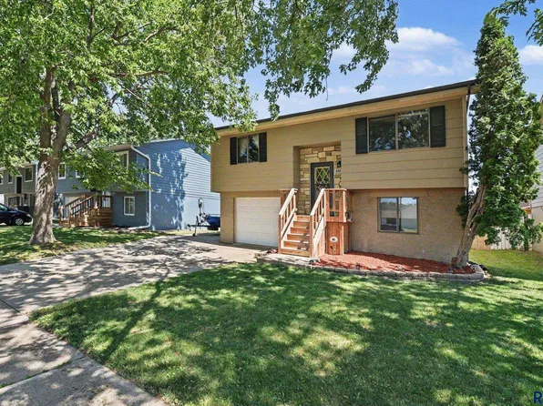 4805 W Saint James Dr, Sioux Falls, SD 57106