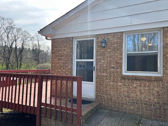 Side entry from driveway and deck