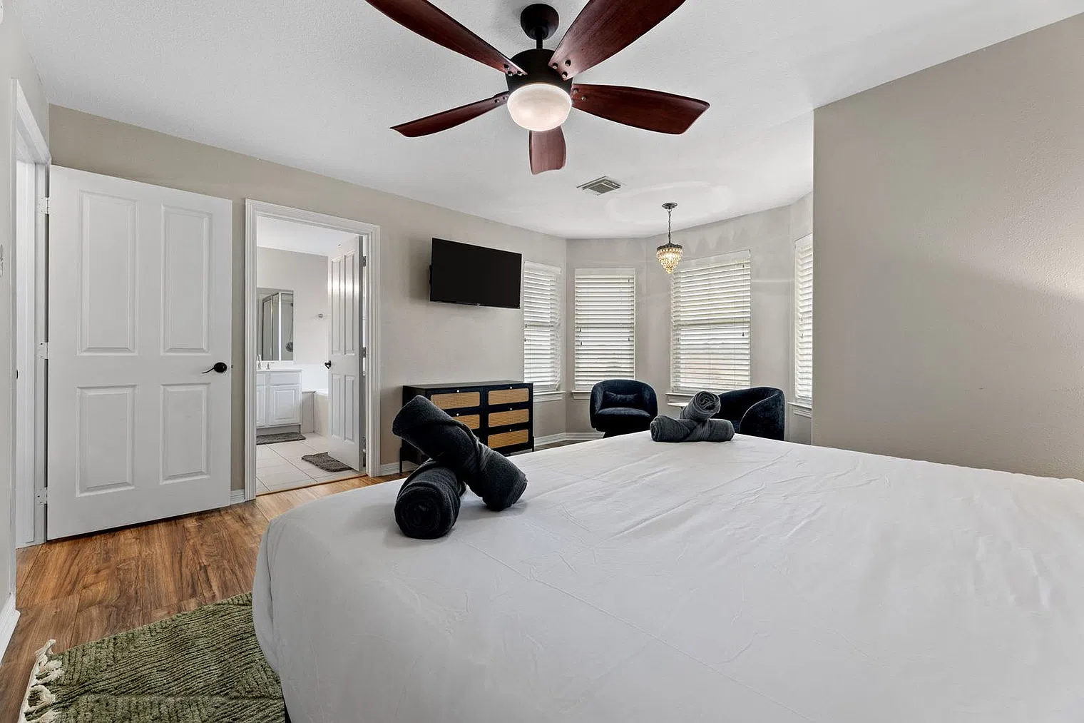 7 bed, 4.0 bath, 2249 sqft, $7,008 — Photo 4