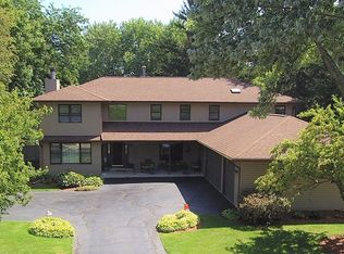 611 W End Rd, Roselle, IL 60172