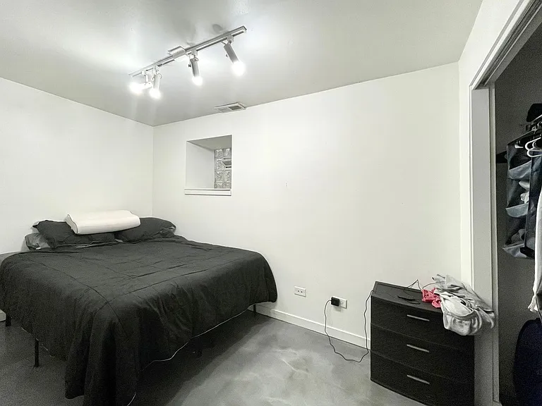 2039 W Erie St #G — Photo 10