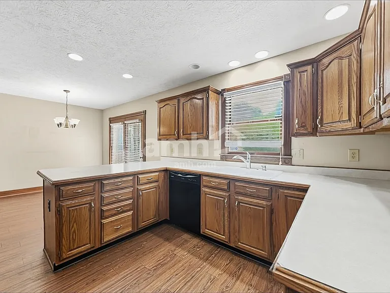 1121 New Harmony Dr — Photo 3