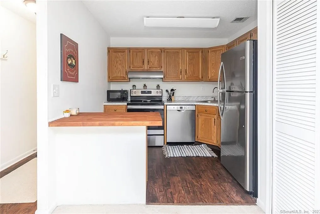 1104 Twin Circle Dr — Photo 1