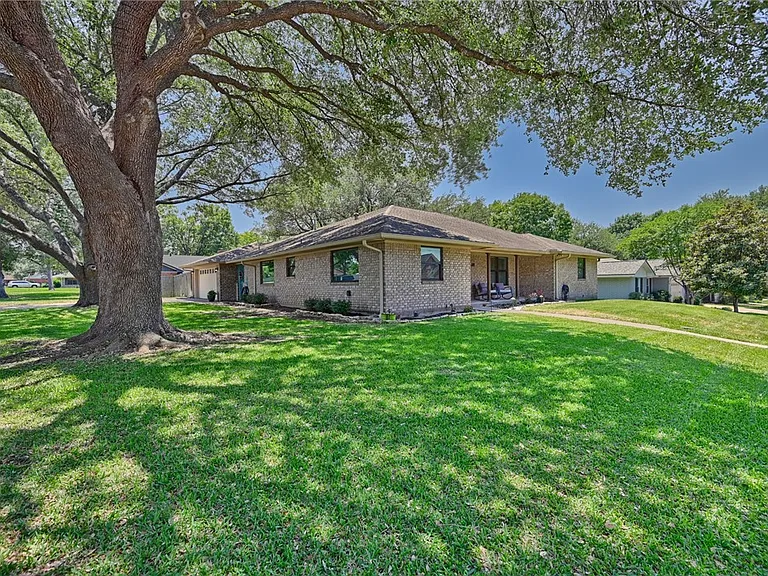 1600 Pecan St — Photo 3