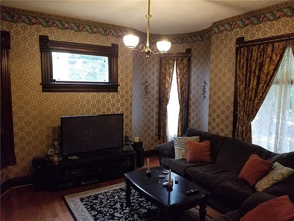 5th image of 1921 Francis St