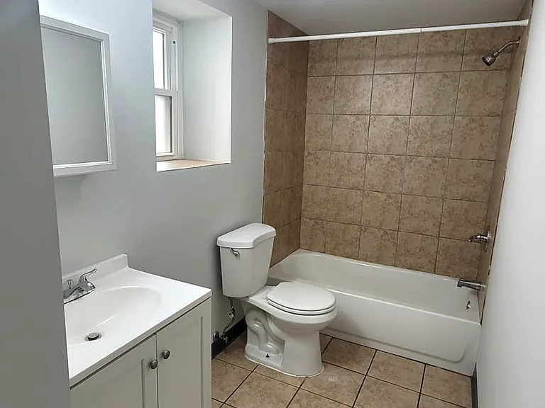 4038 W Dickens Ave #G — Photo 5
