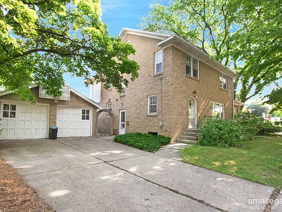 3rd image of 2625 Albert Dr SE
