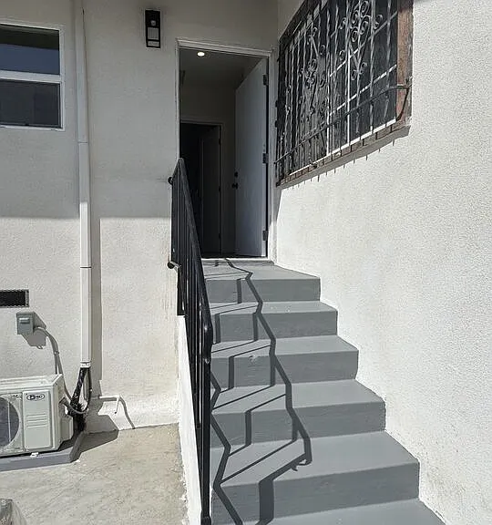 241 N Park View St — Photo 2