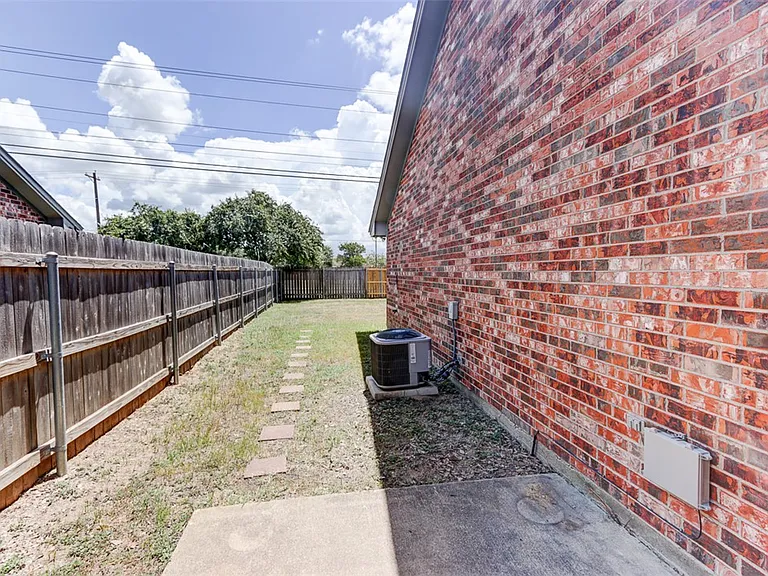 914 Sun Meadow St — Photo 18