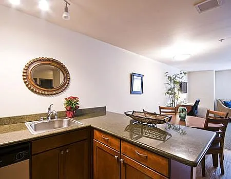 Catalina Apartments — Photo 3