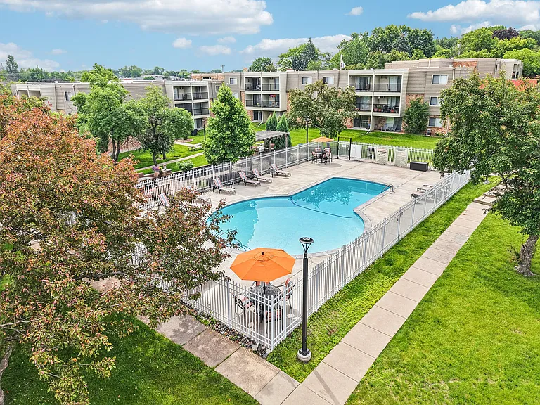Royal Oaks Apartments — Photo 23