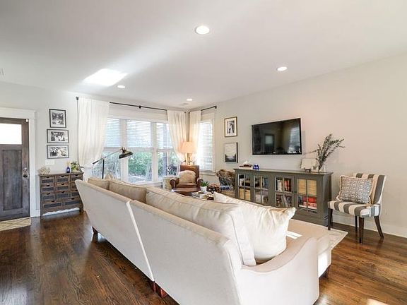 3rd image of 804 Lancaster Way