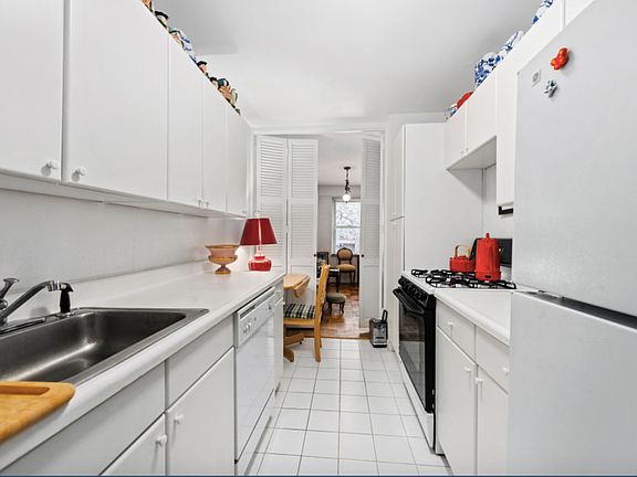 2nd image of 360 E 72nd St APT A208