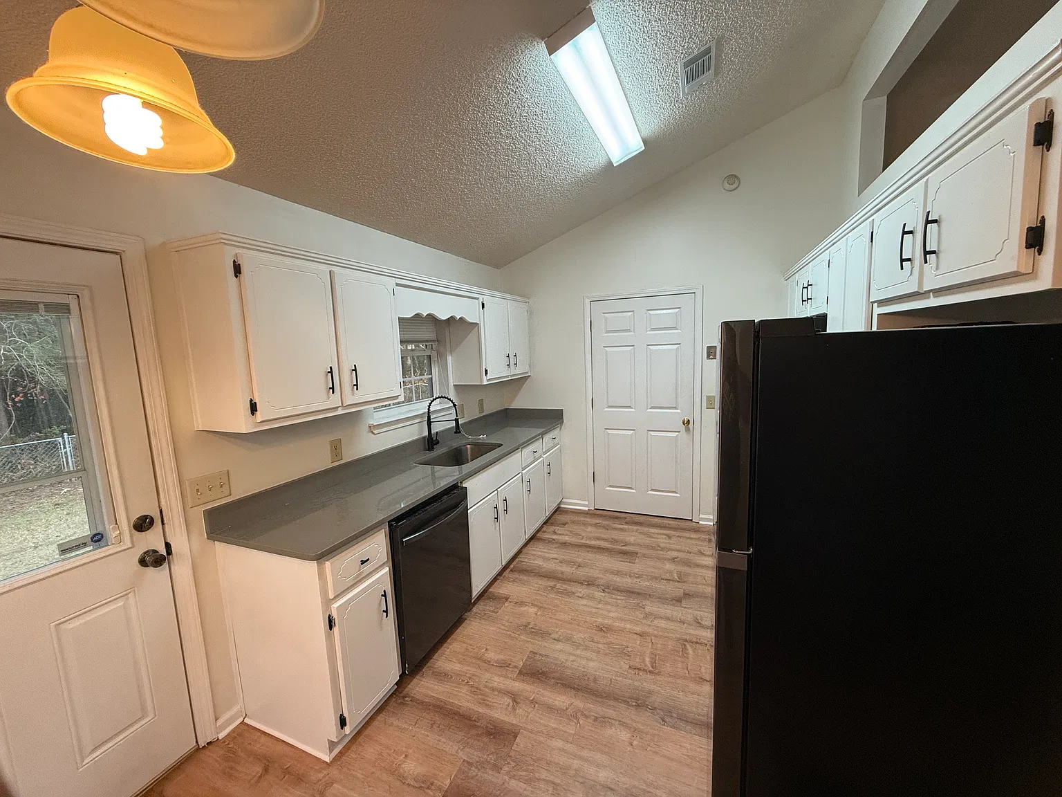 3 bed, 1142 sqft, $1,700 — Photo 2