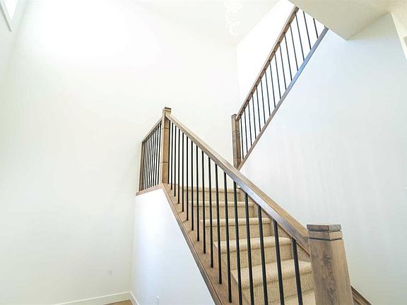4th image of 212 E Lakewood Cres