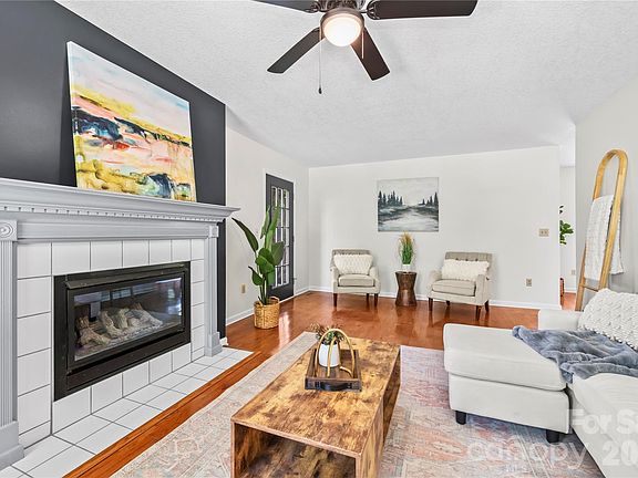 4th image of 10 Orchard Pl