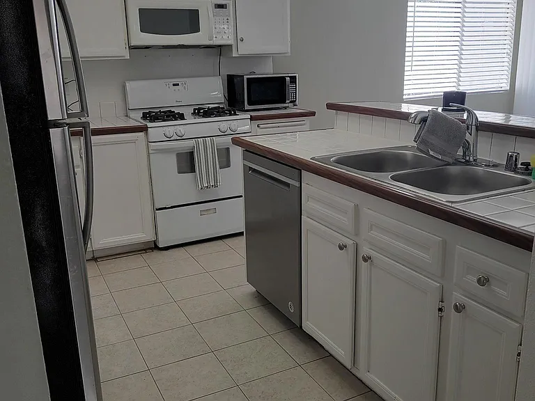367 N Melrose Dr N #E — Photo 16